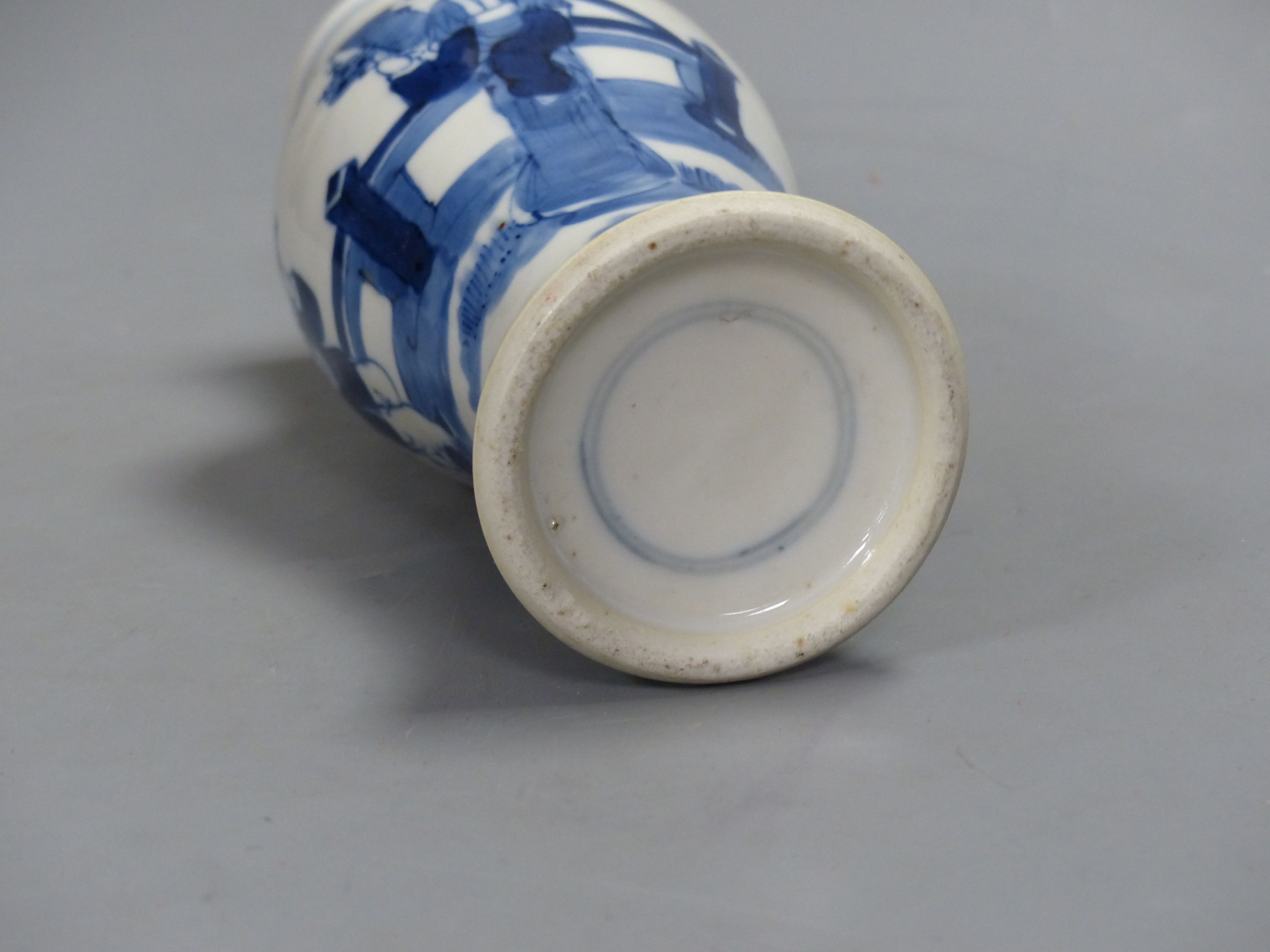 A 19th century Chinese blue and white vase, height 21cm